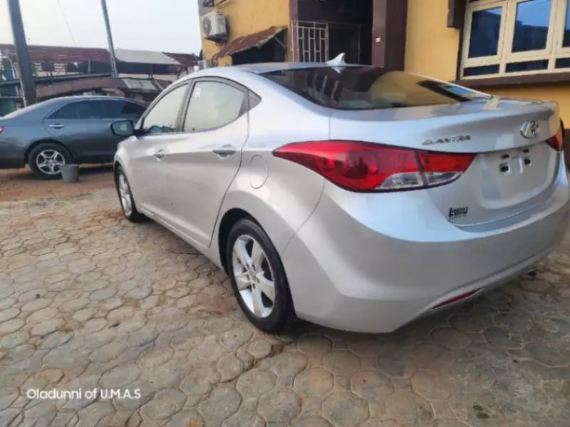 Hyundai Elantra   - 2011