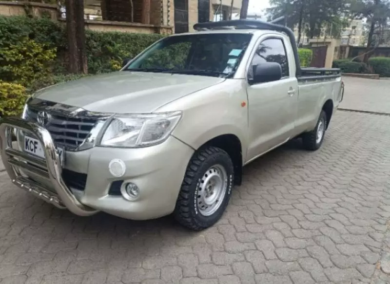 Toyota Hilux   - 2015