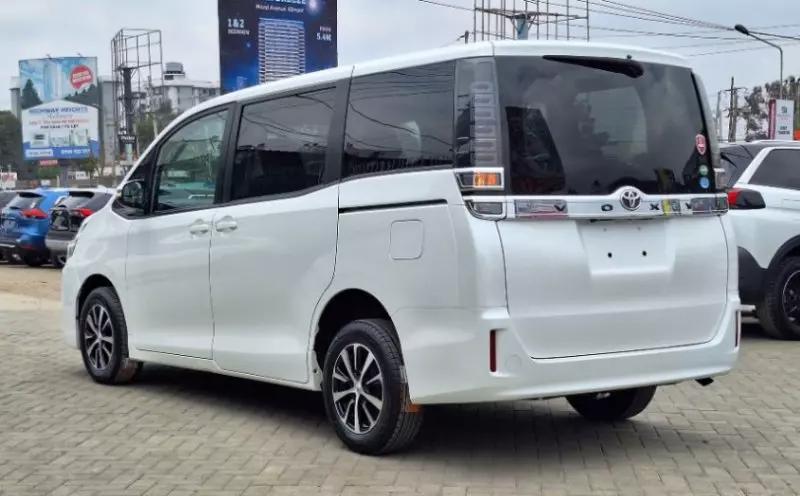 Toyota Voxy    - 2018