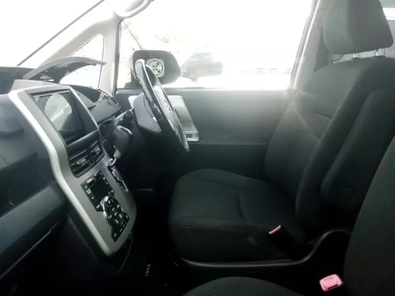 Toyota Noah   - 2012