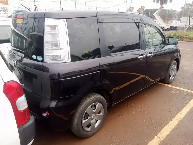 Toyota Sienta   - 2012