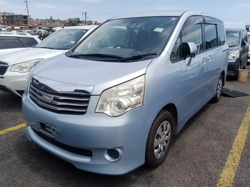 Toyota Noah   - 2011