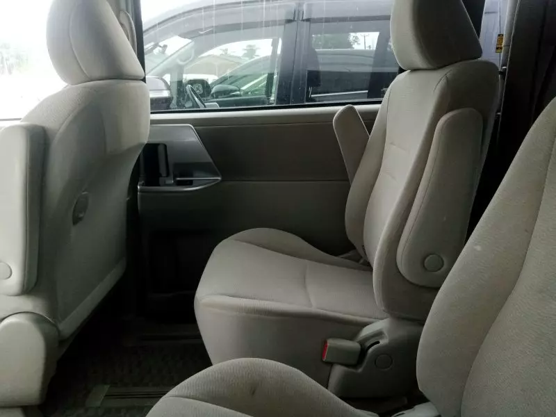 Toyota Noah   - 2012
