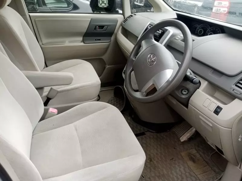Toyota Noah   - 2012