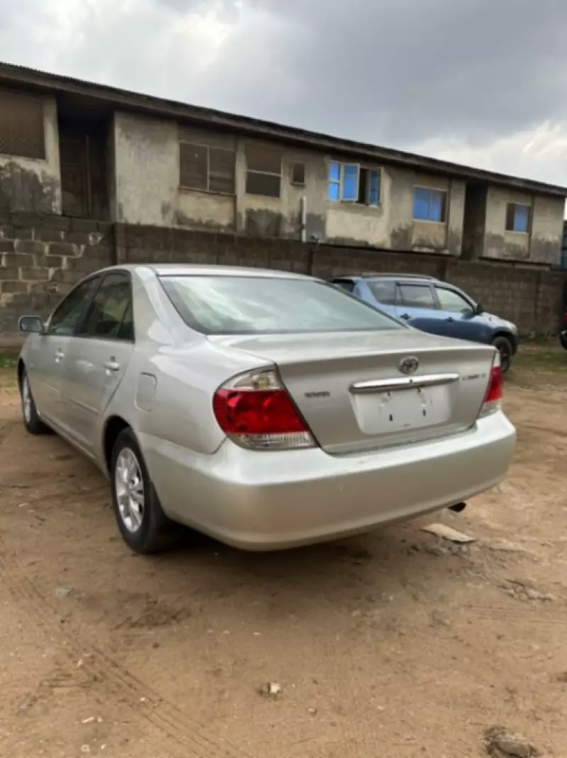 Toyota Camry   - 2005