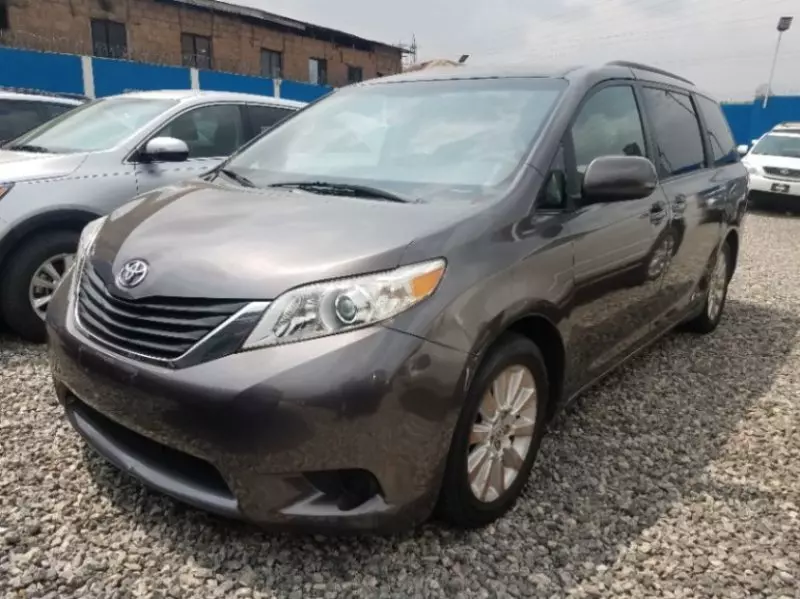 Toyota Sienna   - 2011