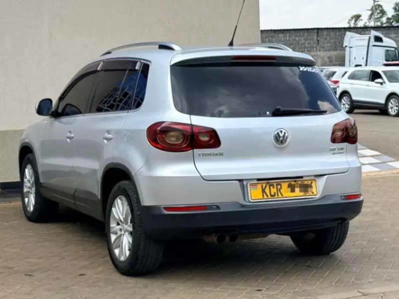Volkswagen Tiguan   - 2011