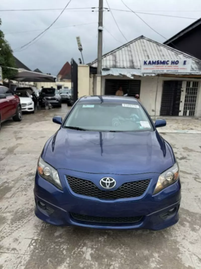 Toyota Camry   - 2010