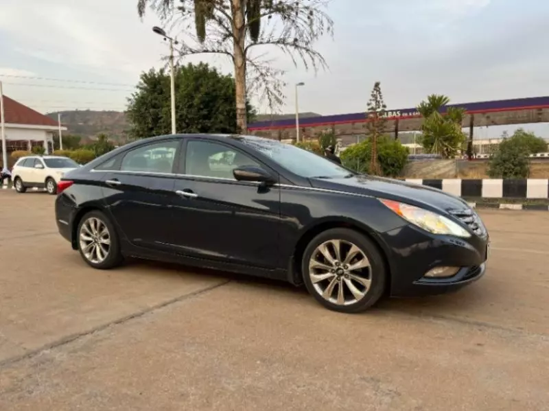 Hyundai Sonata   - 2011