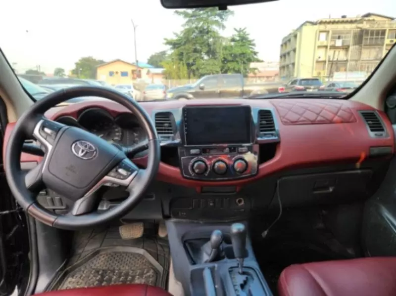 Toyota Hilux   - 2013