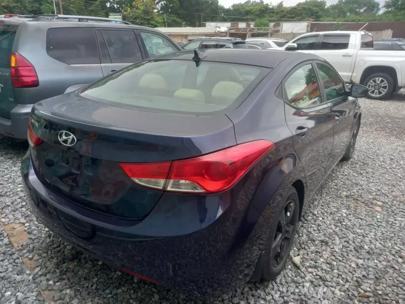 Hyundai Elantra   - 2012
