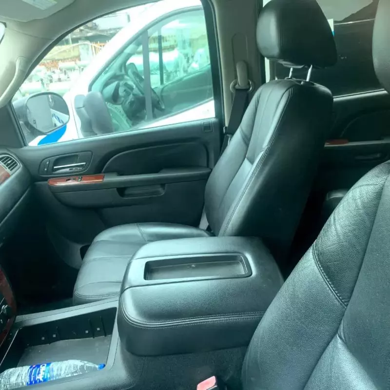 Chevrolet Suburban   - 2012