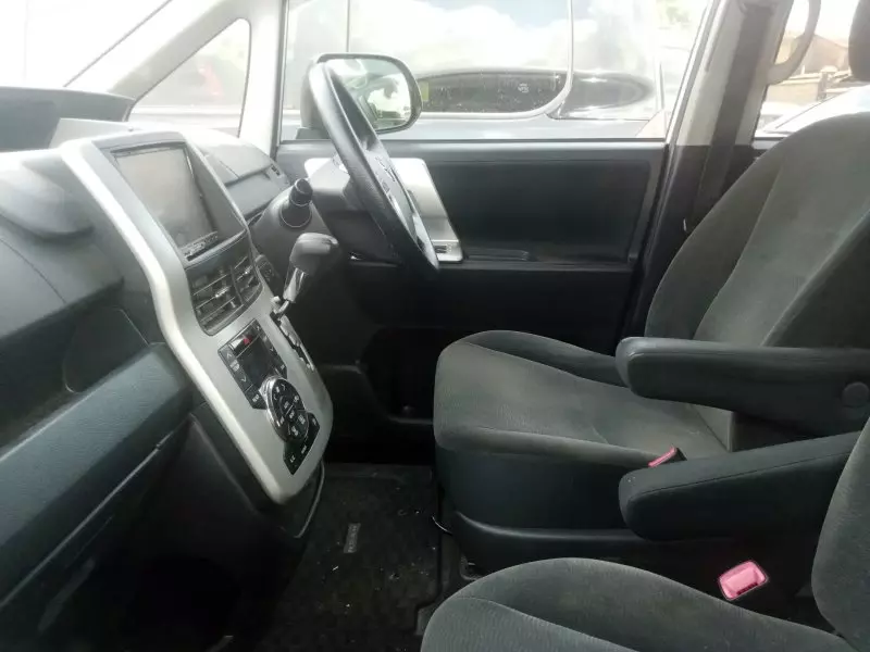 Toyota Noah   - 2012