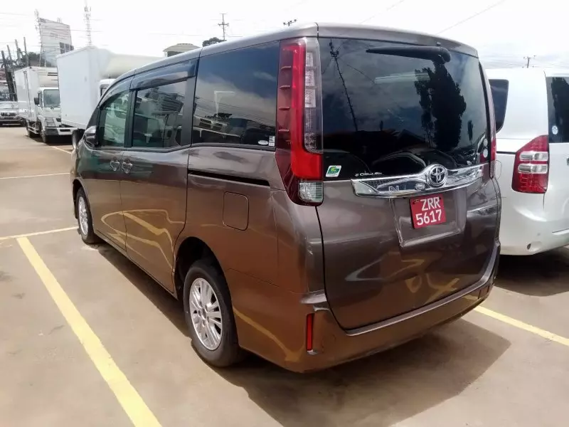 Toyota Noah   - 2014