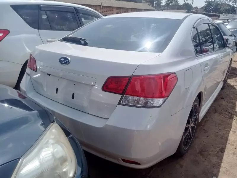Subaru Legacy   - 2010