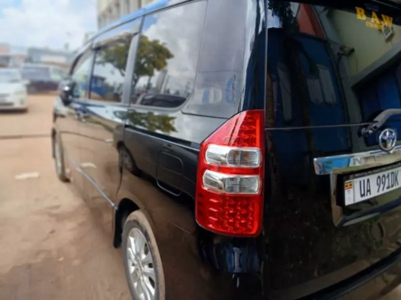 Toyota Noah   - 2012