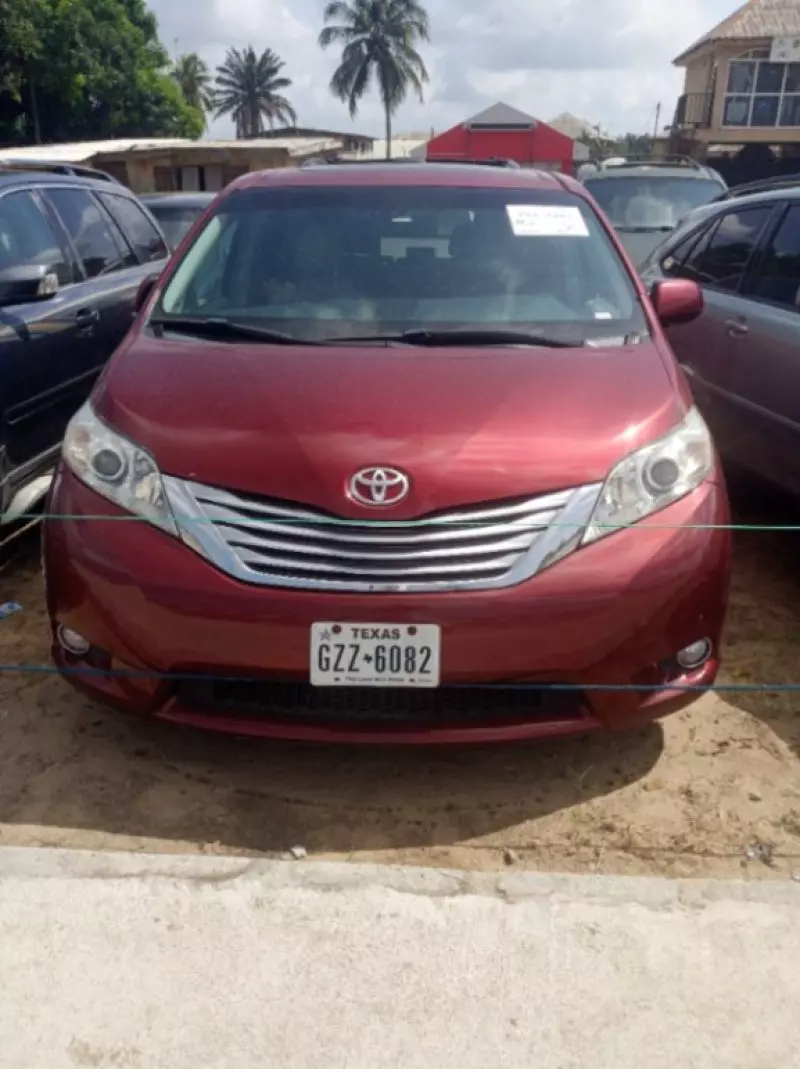 Toyota Sienna   - 2011