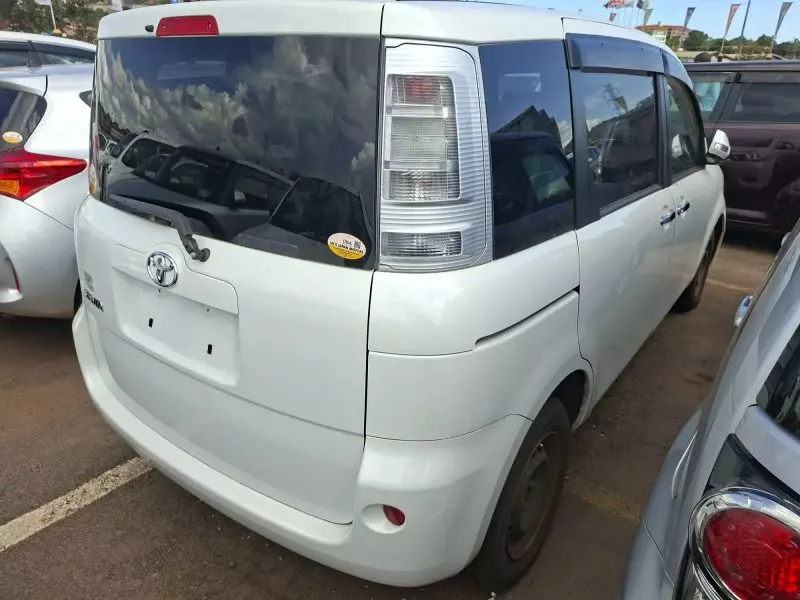 Toyota Sienta   - 2012