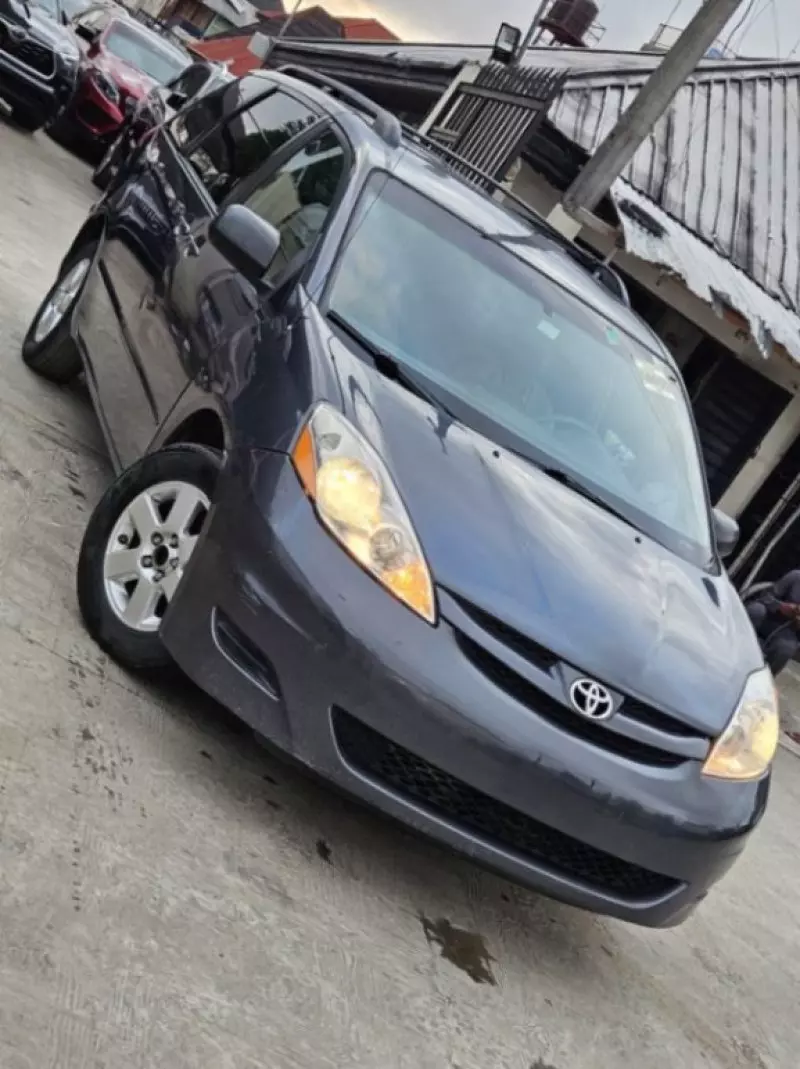 Toyota Sienna   - 2009