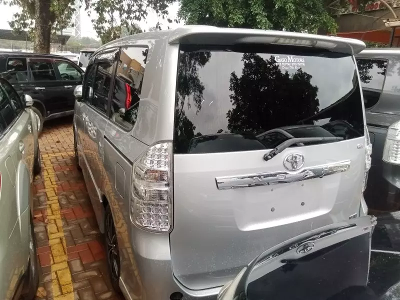 Toyota Noah   - 2012