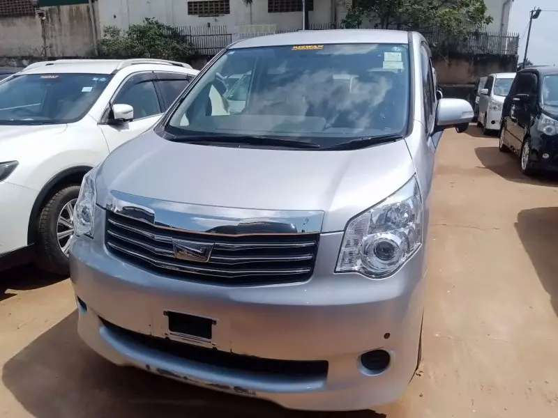 Toyota Noah   - 2012