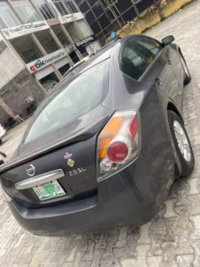 Nissan Altima   - 2010