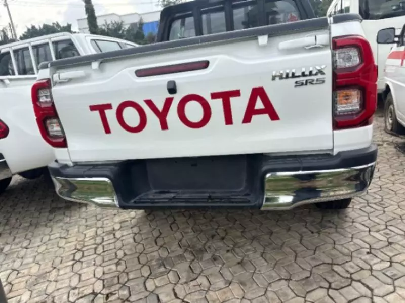 Toyota Hilux    - 2024