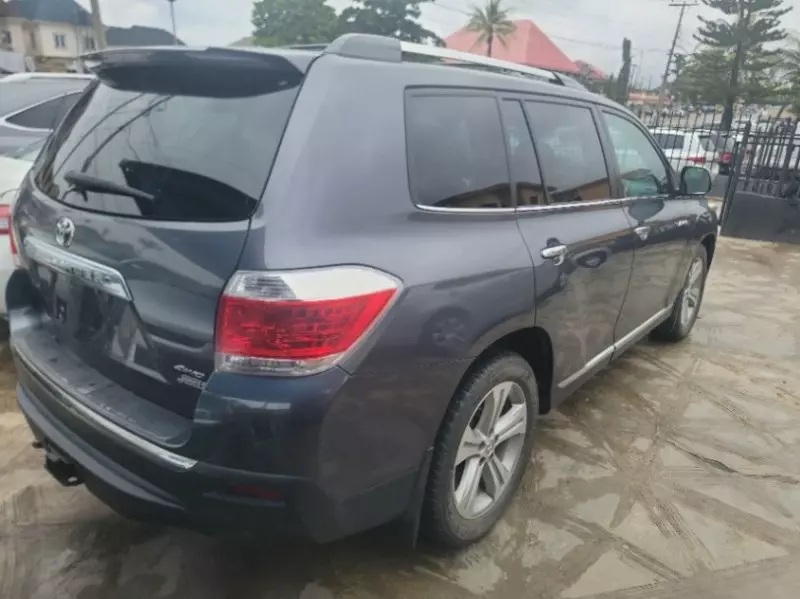 Toyota Highlander   - 2012
