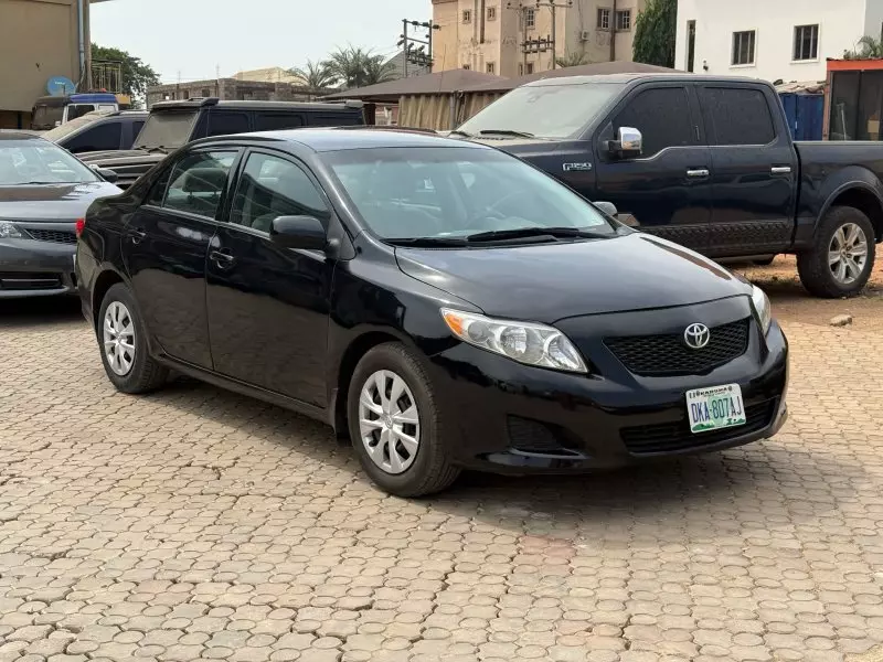 Toyota corolla   - 2010
