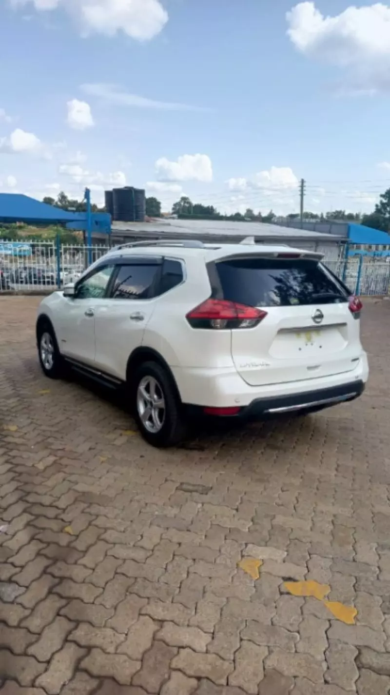 Nissan X-TRAIL    - 2018