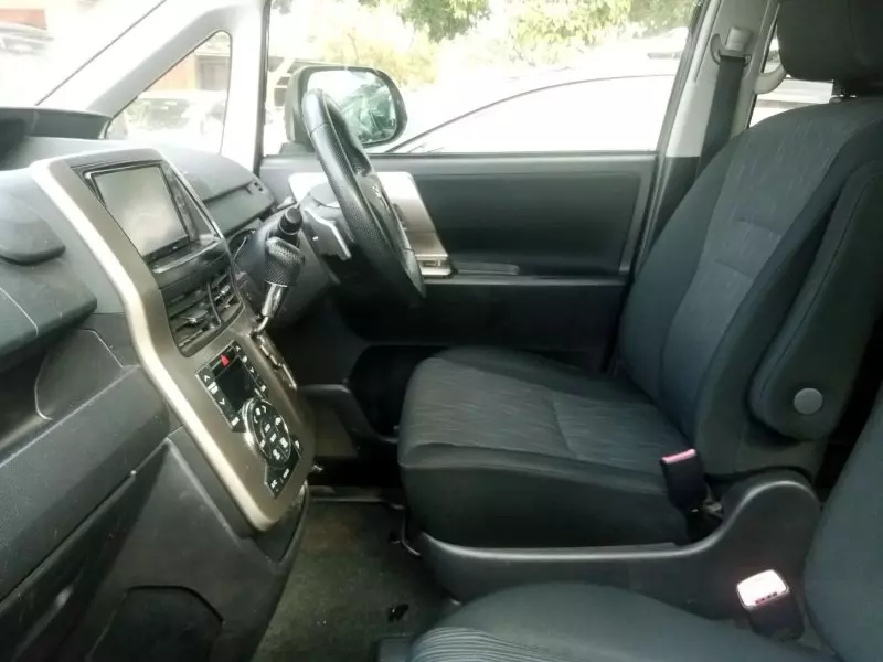 Toyota Noah   - 2012