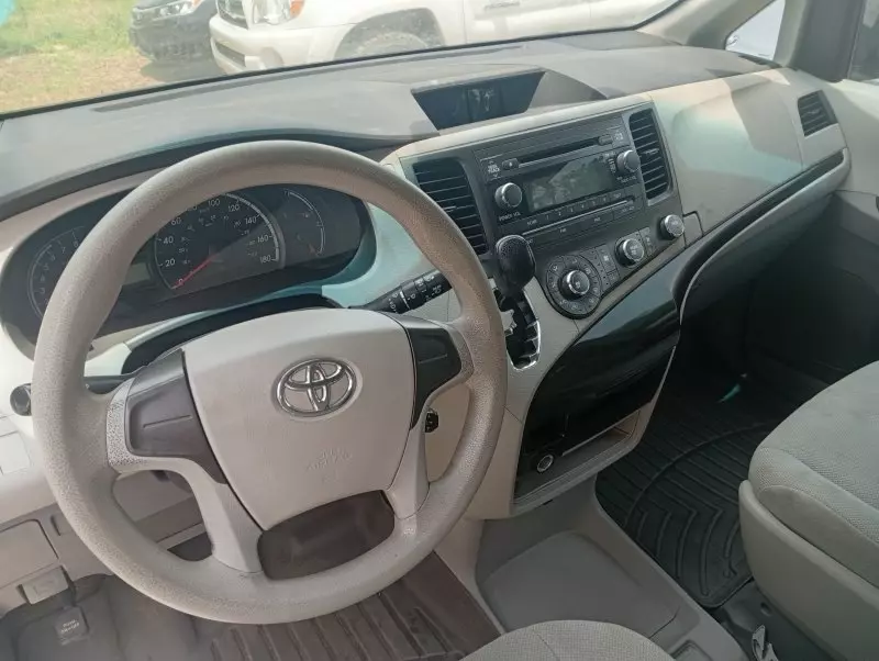 Toyota Sienna   - 2011