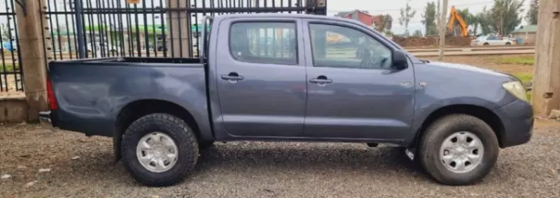 Toyota Hilux   - 2011