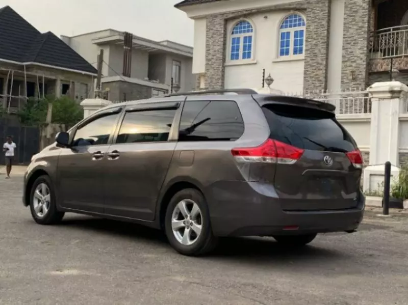 Toyota Sienna   - 2011