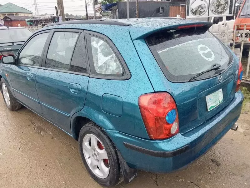 Mazda 323   - 2000