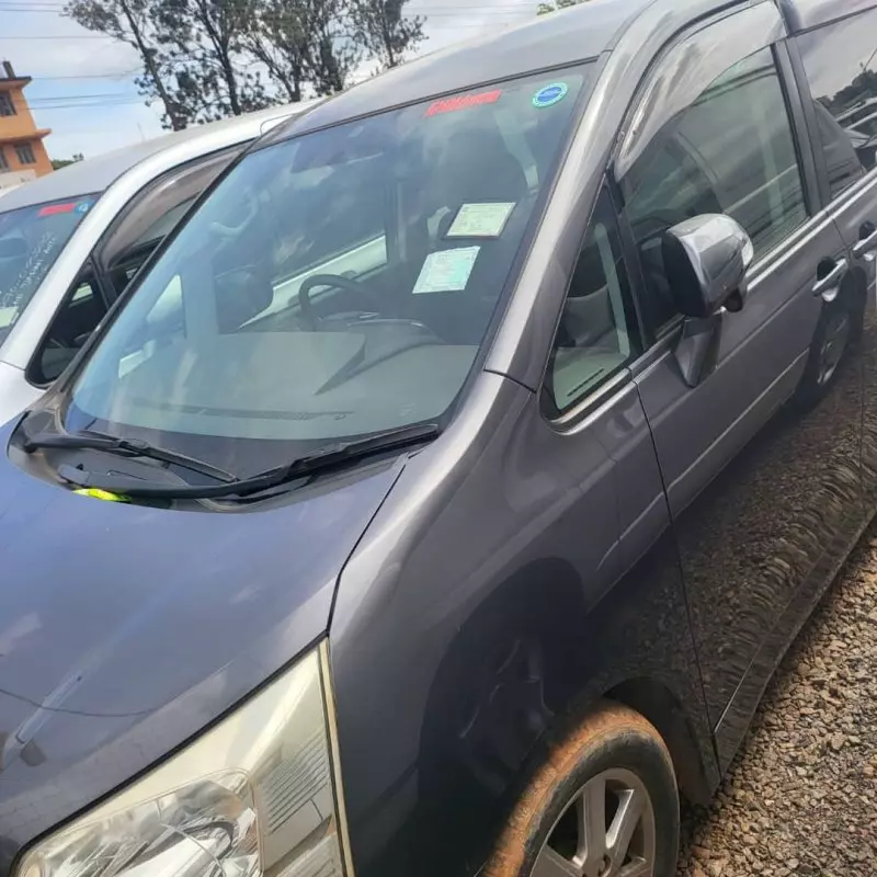 Toyota Noah   - 2009