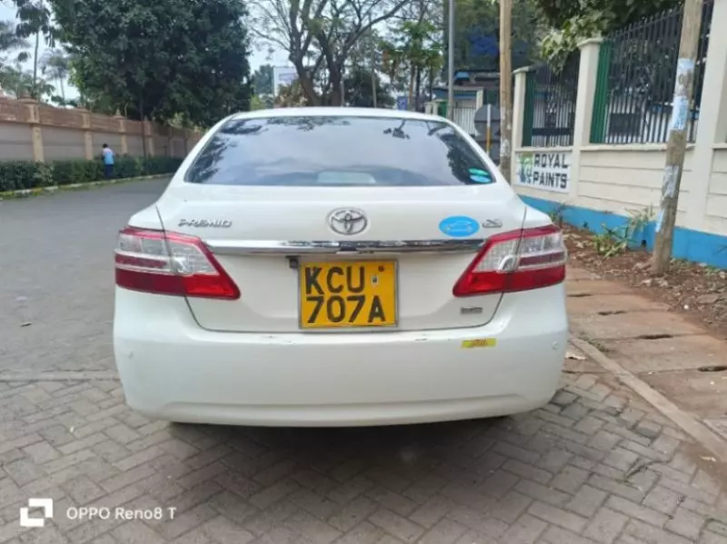 Toyota Premio    - 2012