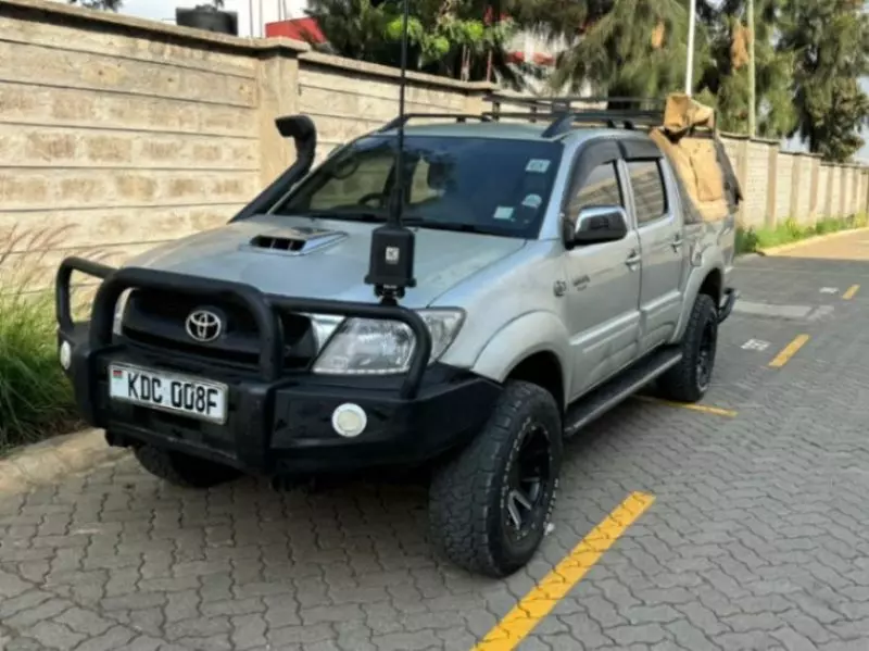Toyota Hilux    - 2013