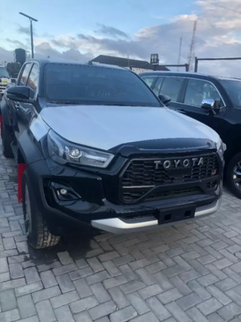 Toyota Hilux Surf - 2025