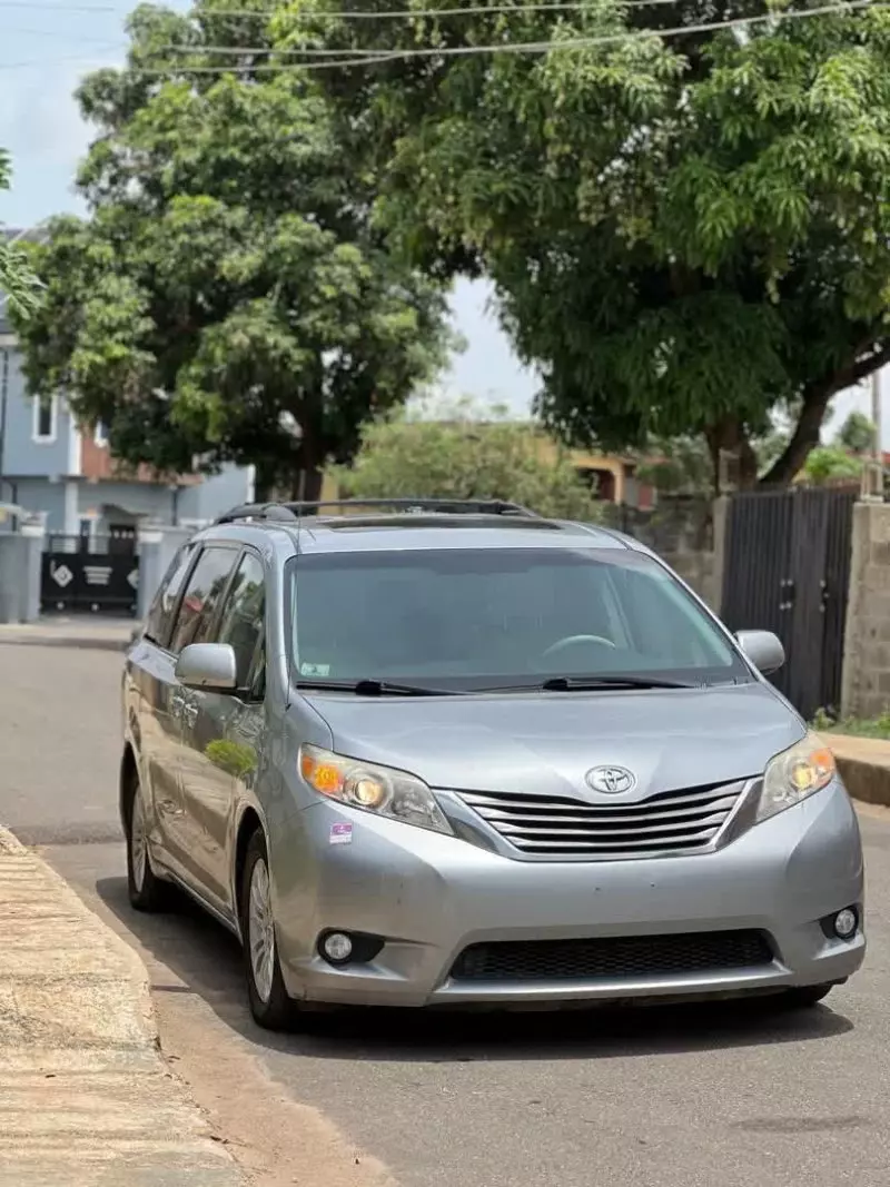 Toyota Sienna   - 2011
