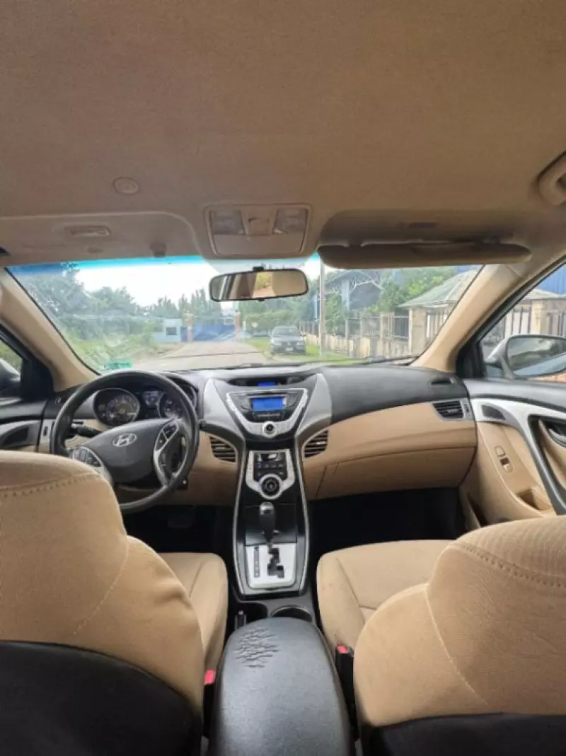 Hyundai Elantra   - 2011