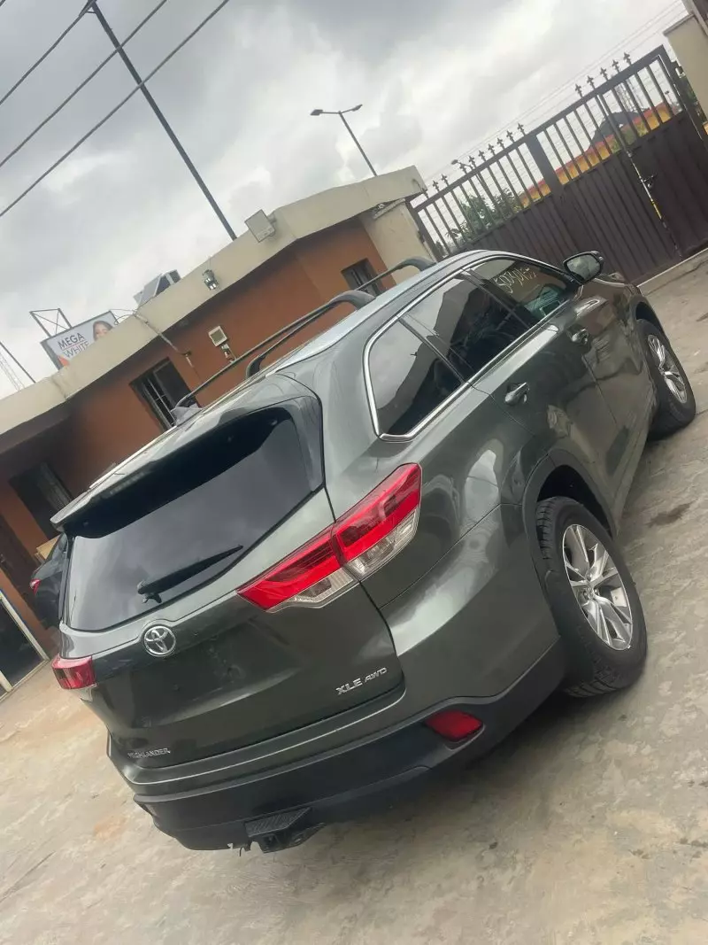 Toyota Highlander   - 2015