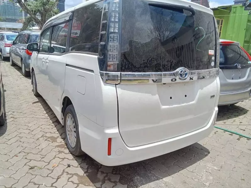Toyota Voxy Hybrid   - 2016