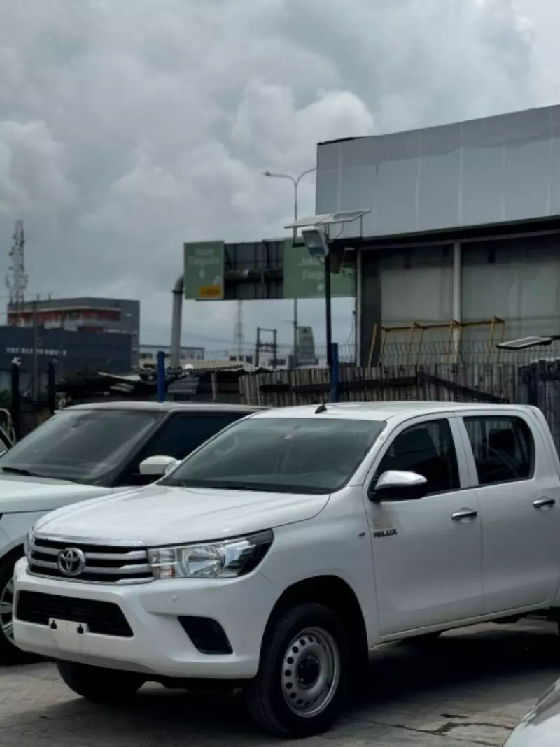 Toyota Hilux   - 2020