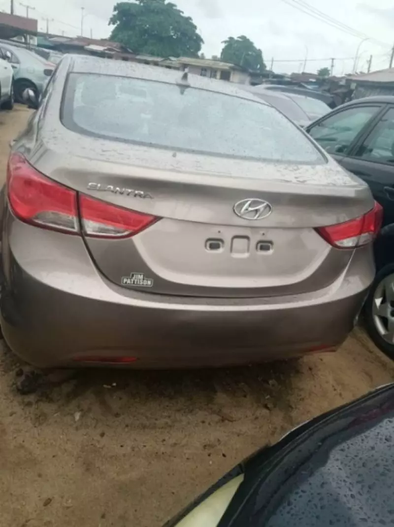Hyundai Elantra   - 2013
