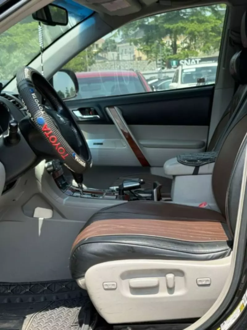 Toyota Highlander   - 2013