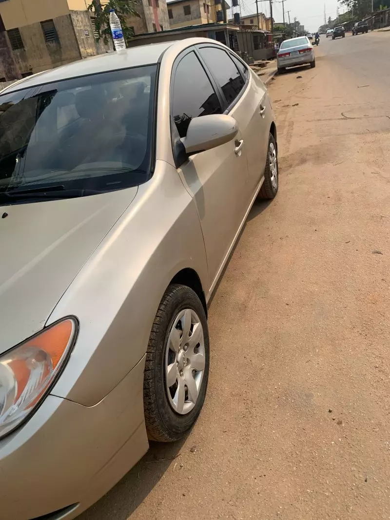 Hyundai Elantra   - 2010