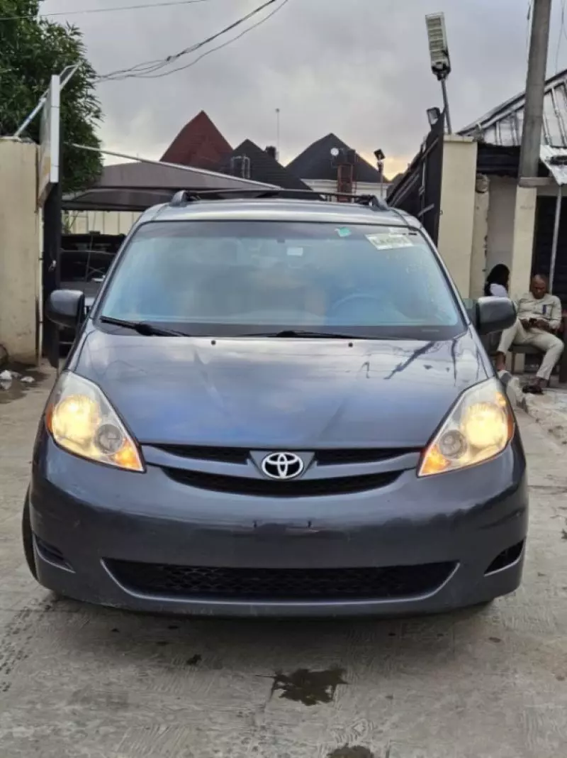 Toyota Sienna   - 2009