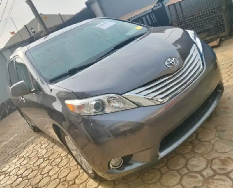 Toyota Sienna   - 2011