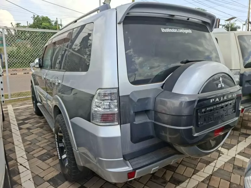Mitsubishi Pajero   - 2011